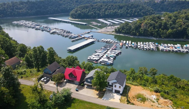 Beautiful "Harborview at Lake Cumberland" overlooking Lee's Ford Marina.
