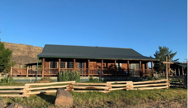 Beautiful Hart Mountain Log House