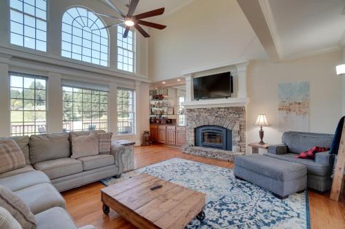 Beautiful Hiawassee Home with Mountain Views!