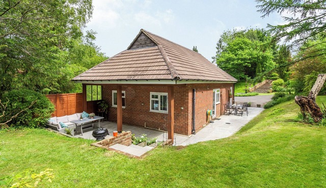 Beautiful high end bungalow within owners’ grounds with fantastic garden views.