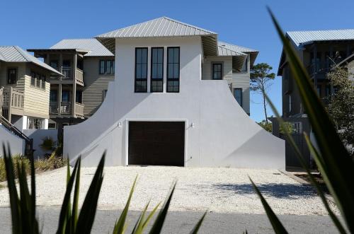 Beautiful High End One Bed/1 Bath Carriage House