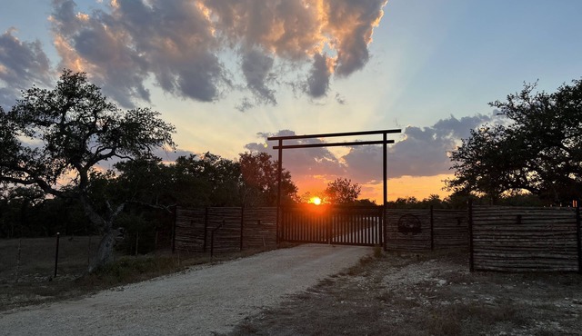 Beautiful Hill Country Charm. 88 acres with mini farm animals.