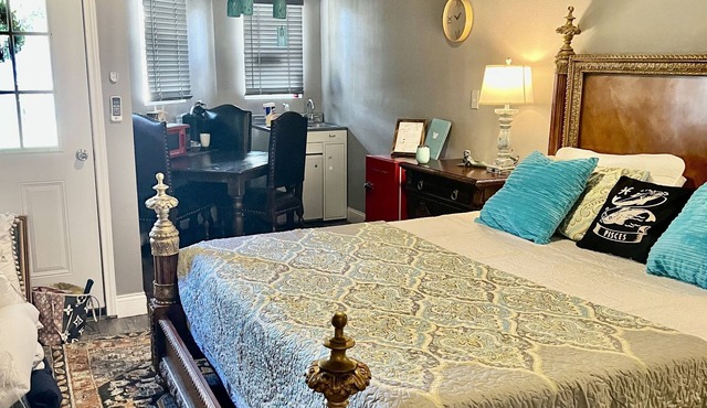 Beautiful Hill Country Cabin with a kitchenette - close to Boerne and Bulverde