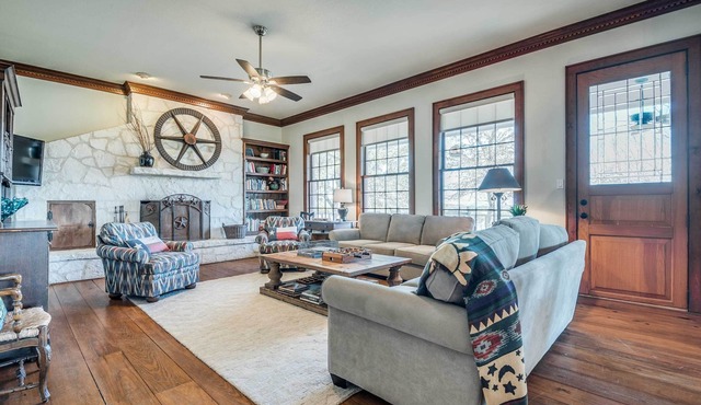 Beautiful Hill Country Ranch Home - 4 Mi to Town!