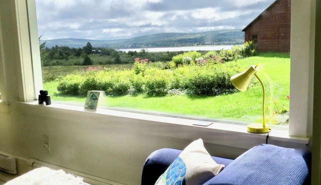 Beautiful hilltop cottage, stunning views, 5 mins. to town