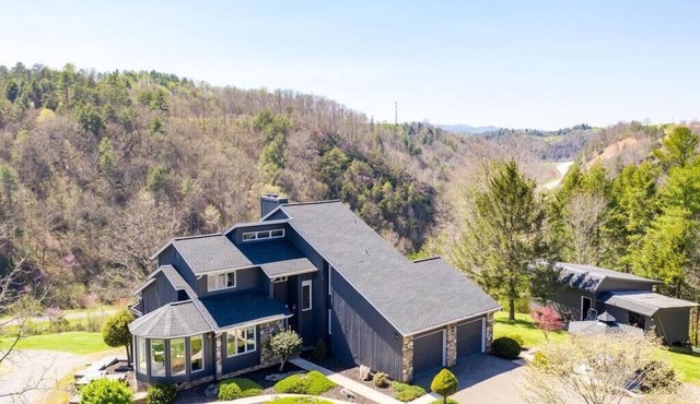 Beautiful hilltop retreat, secluded yet convenient to Asheville, Weaverville.