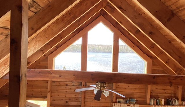 Beautiful Hilltop Waterfront cottage, private getaway, quiet lake front cottage