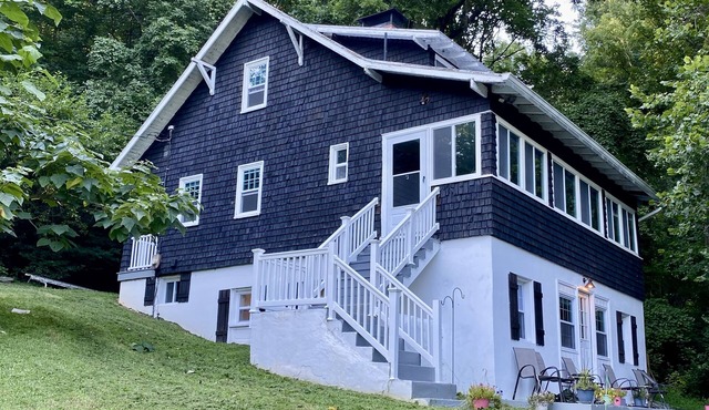 Beautiful historic 1916 Farmhouse and Country Home in the Blue Ridge Mountains