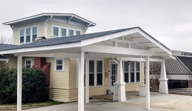 Beautiful Historic 4-bedroom house with a cockpit lookout over Batesville