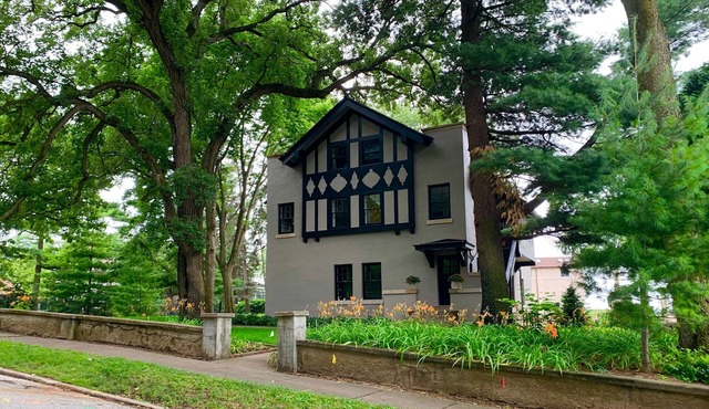 Beautiful historic Carriage House in exclusive McClellan Heights