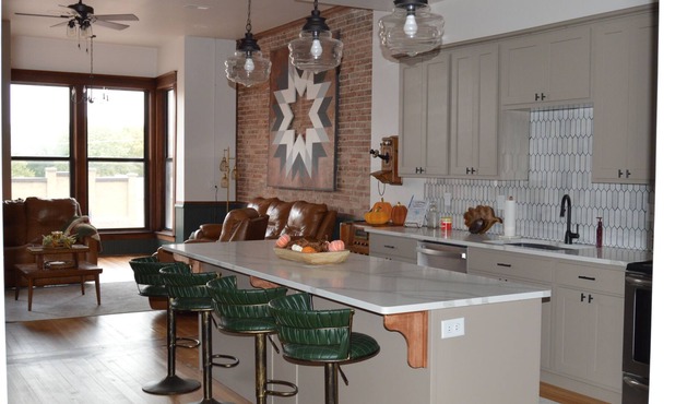 Beautiful Historic Downtown Apartment. Vintage style with luxury finishes.