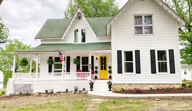 Beautiful Historic Farmhouse: Perfect for Fugitive Beach, Military, & MS&T!