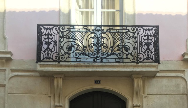 Beautiful, historic 4 bedroom apartment in the center of town.