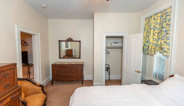 Beautiful Historic Glendale1/1 Suite by Park w/Parking and Wi-fi Suite # 2