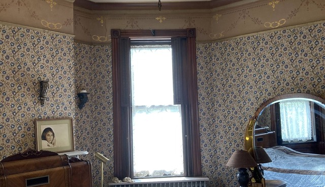 Beautiful historic home! Close to UC & OTR. 2nd Floor Apartment