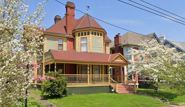 Beautiful historic home close to Louisville - Sleeps 12!