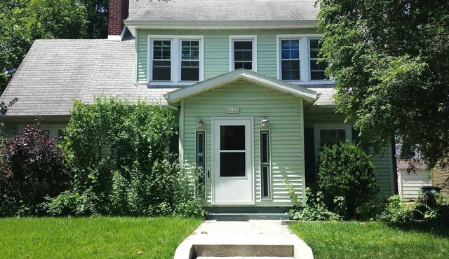 Beautiful Historic Home, Walk to Campus and Eddy Street.