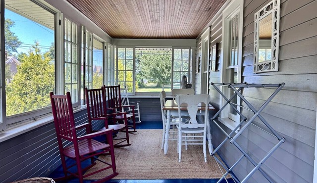 Beautiful Historic Lake Erie Summer Home in Geneva on the Lake, sleeps 10