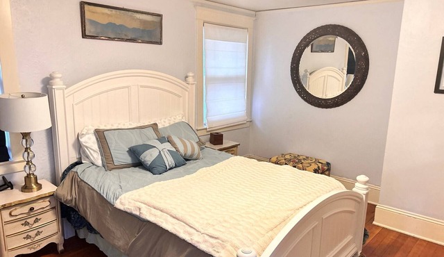 Beautiful Historic home in the Willamette Valley Oregon, central to wine country