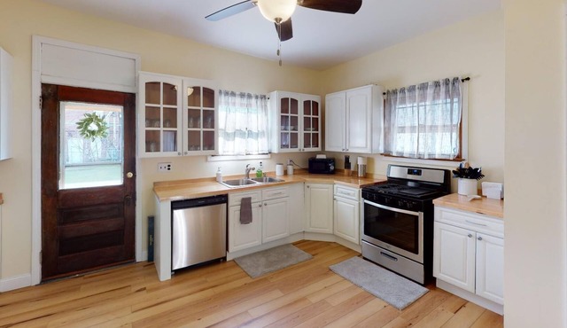 Beautiful Historic Home in Nelsonville, Pool Table, near Hocking Hills