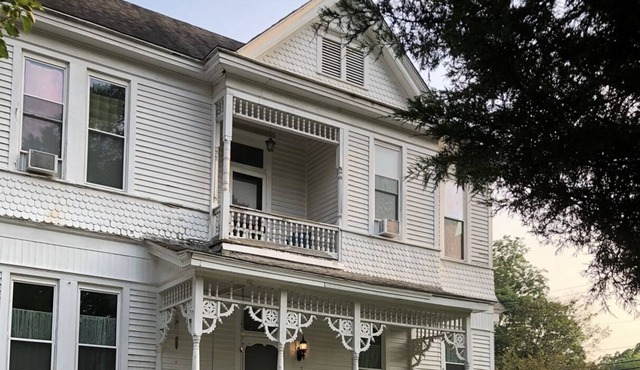 Beautiful Historic Victorian 5b/3b Family,pet friendly!