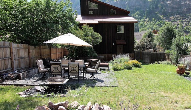 Beautiful Historical Home- 1 Blk from Hot Springs- Sleeps 12- Huge Yard