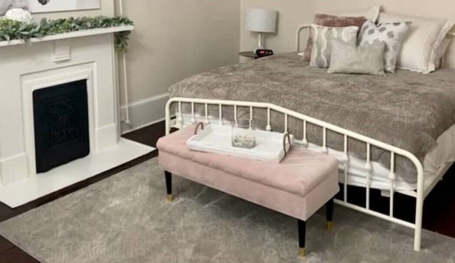 Beautiful historical 2 king BR suite on Main St.