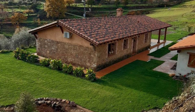 Beautiful house surrounded by meadows and oaks, with private pool and excellent views of the valley