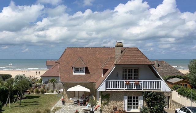 Beautiful house with large south facing garden, on the beach in Deauville