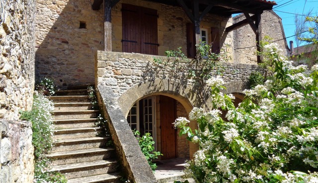 beautiful house 18th cen time fans of old stones and history