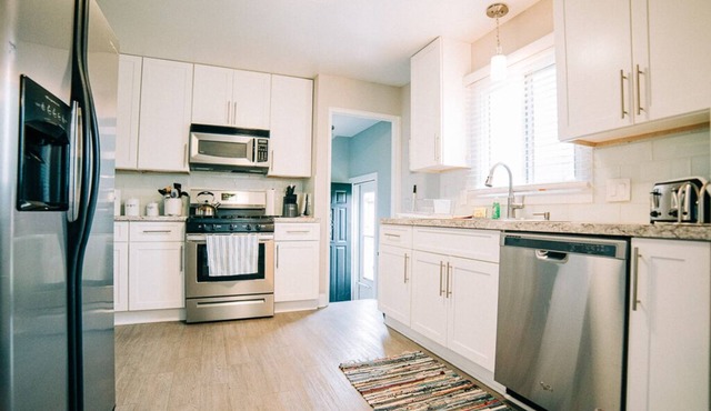 Beautiful Home near Cleveland Airport and 15 minutes from Downtown Cleveland