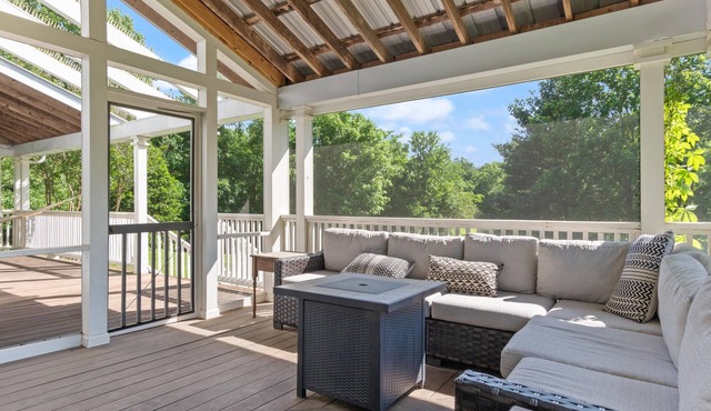 Beautiful Home on a Quiet Lot, Sleeps 14, Treehouse & Game Room!