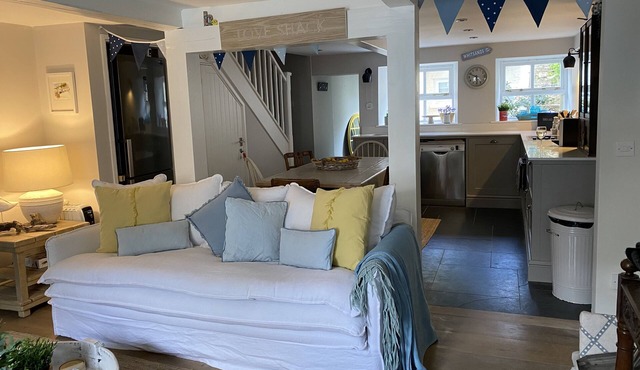 Beautiful Holiday Cottage next to beach in Cawsand, SE Cornwall - dog friendly!