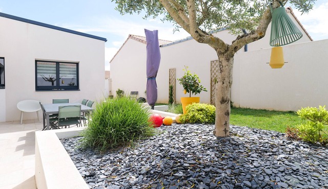 Beautiful holiday home 7 minutes from the beach in Brem sur Mer