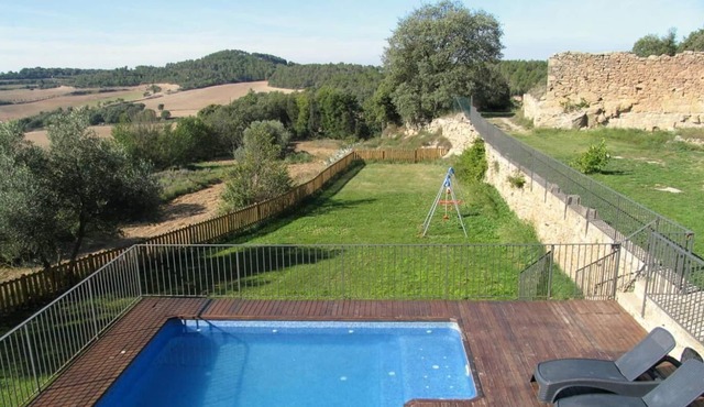Beautiful holiday home with stunning views. Private pool and barbecue.