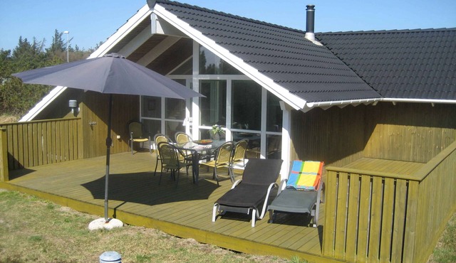 Beautiful holiday home close to the North Sea