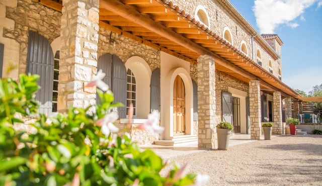 Beautiful holiday home in Noves, privat pool, park, pets allowed