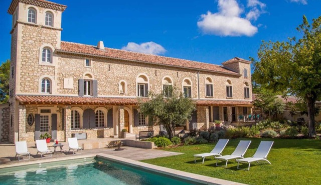 Beautiful holiday home in Noves, private pool, park, pets allowed (2).