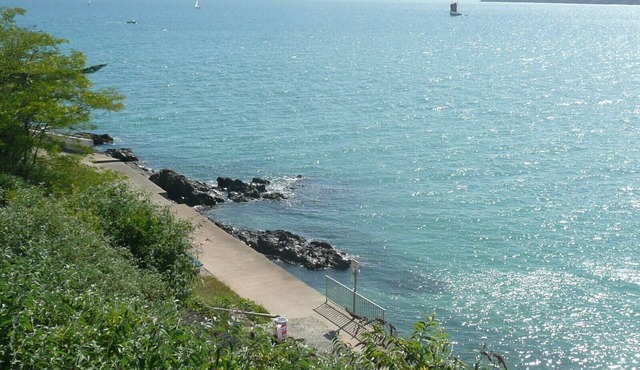Beautiful holiday home in a prime location right on the coast, free Wi-Fi & garden