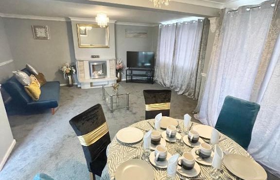 Beautiful Holiday Home Near Newport City Centre, Laurel Road - Sleeps up to 8