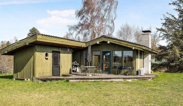 Beautiful holiday home with sunset over the meadow!