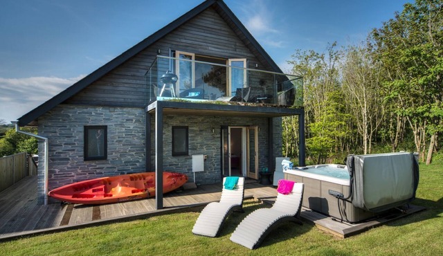 Beautiful holiday home with hot tub, just a walk away from Talland beach.
