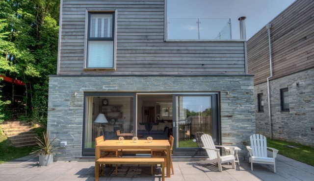 Beautiful holiday home with hot tub, just a walk away from Talland beach.