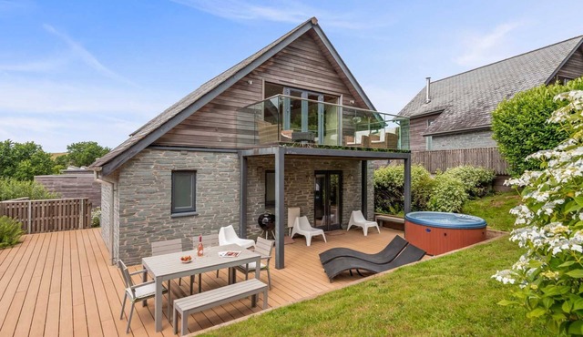 Beautiful holiday home with hot tub, just a walk away from Talland beach.