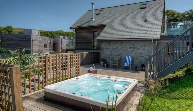Beautiful holiday home with hot tub, just a walk away from Talland beach.