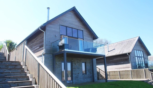 Beautiful holiday home with hot tub, just a walk away from Talland beach.