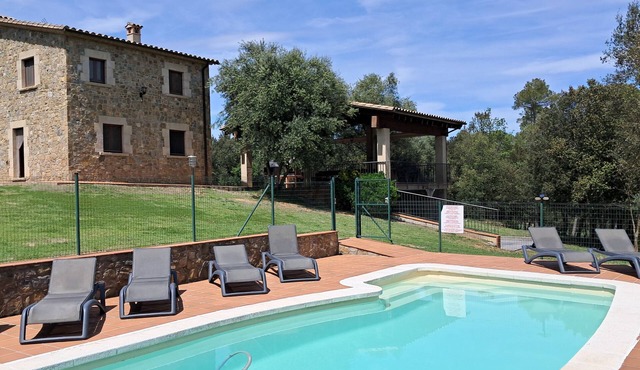 Beautiful Holiday Villa with Pool near Banyoles & Girona. 9 Bedrooms.