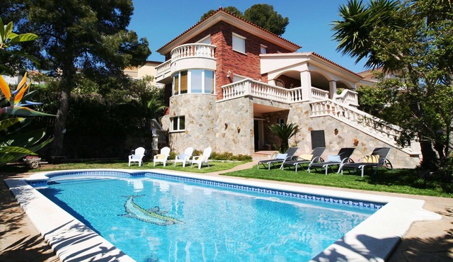 Beautiful holiday villa in Calafell with private pool