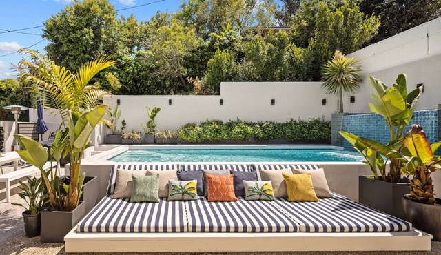 Beautiful Hollywood Hills Villa - Heated Pool, BBQ, Hollywood Sign Views