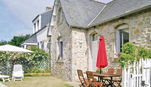 Beautiful home in Sibiril Mogueriec